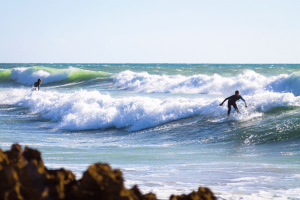 Surfeur dans l'océan Atlantique. La côte d'Agadir. Maroc