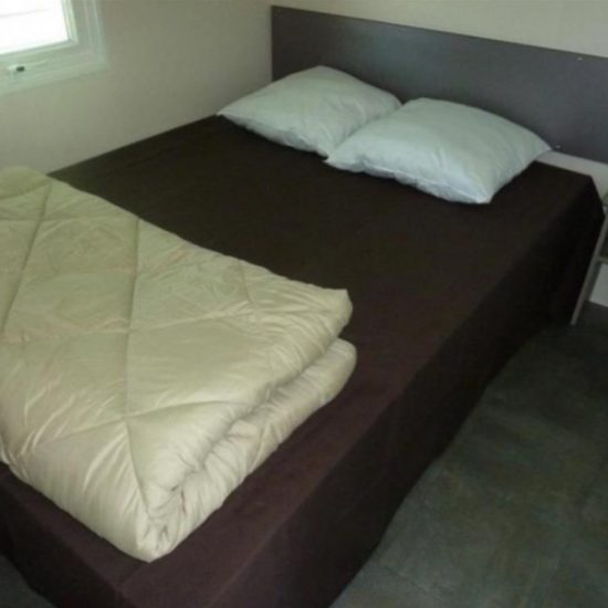 la chambre avec lit double mobil home domino
