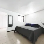 La chambre avec un lit double