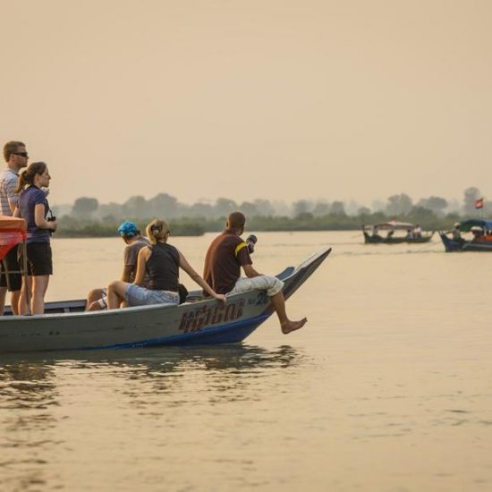 kratie_tourists_boat_search_mekong_river_dolphin